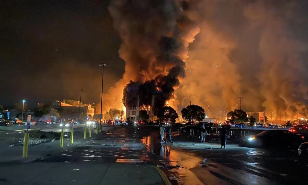 ΗΠΑ: "Βράζει" η Μινεάπολη - Βρέθηκε πτώμα άνδρα με μώλωπες